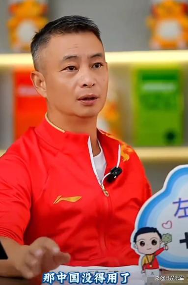 拼尽全力！运动员冲刺至终点，欢呼声不绝于耳