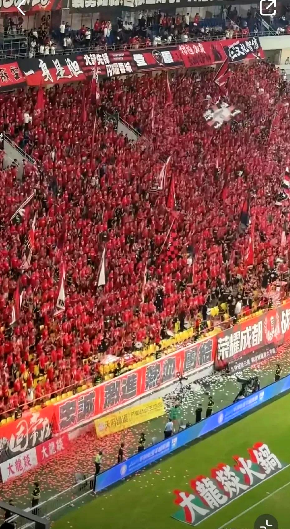 精彩瞬间回放，球迷尖叫声不断